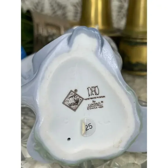 1988 Lladro Nao Windy Afternoon Girl with Flowers Porcelain Figurine - Picture 5 of 5